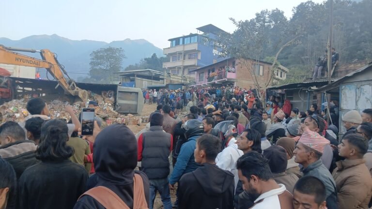 धादिङको चालिसेमा सात सवारी ठोक्किँदा ३५ जना घाइते