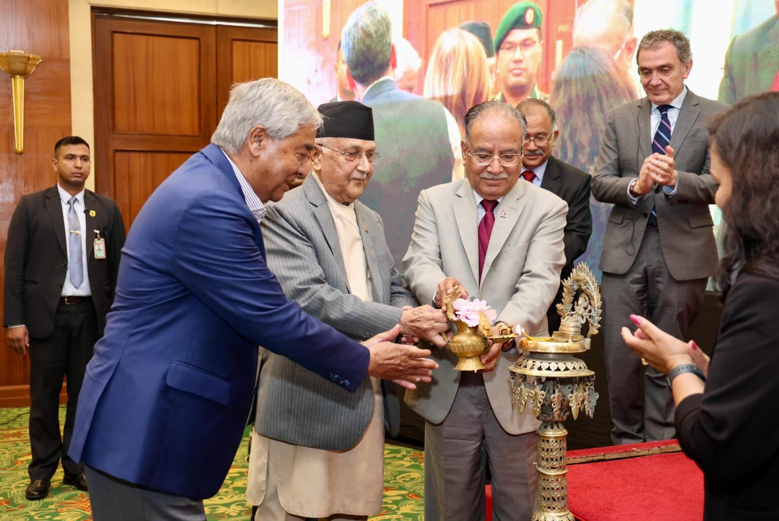 तीन दलका शिर्ष नेता एकै मञ्चमा उभिए