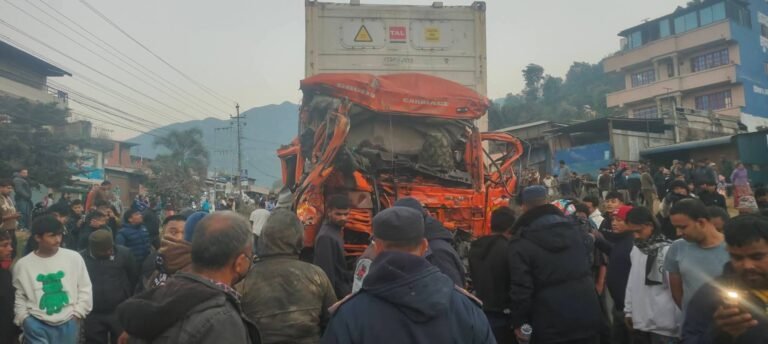 चालिसेमा सात वटा सवारी एकआपसमा ठोक्किँदा २ जनाको मृत्यु भएको छ भने ३३ जना घाइते