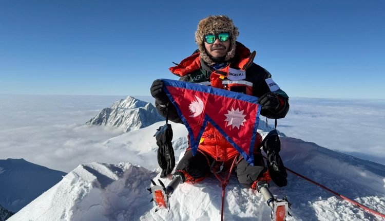 कृत्रिम खुट्टाको सहारामा हरि बुढामगरद्वारा सातै महादेशका सर्वोच्च शिखर आरोहण