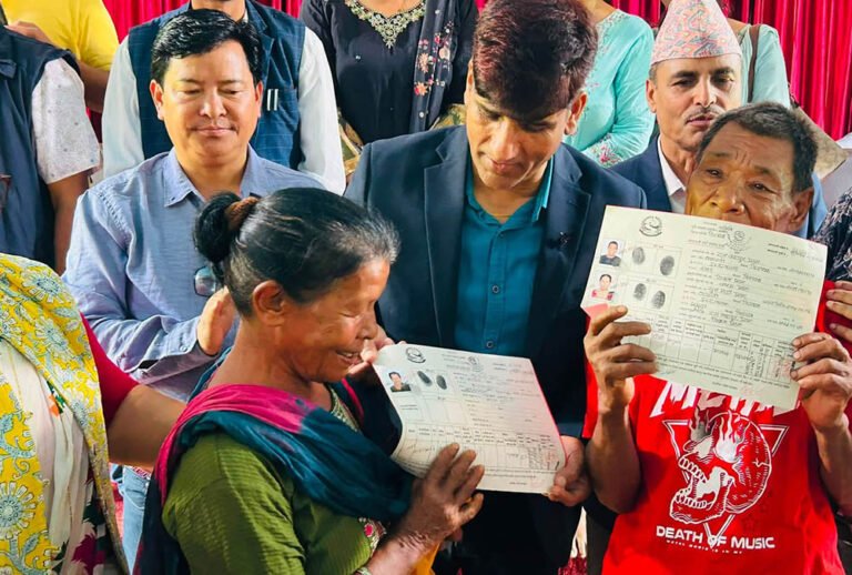 इच्छाकामना गाउँपालिकाका ३४ भूमिहीन लाई जग्गाधनी दर्ता प्रमाण–पुर्जा वितरण