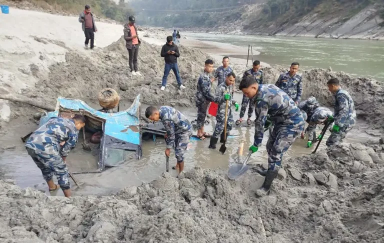 त्रिशूली नदी किनारमा भेटिएको गणपति डिलक्स बसबाट मानव अवशेष फेला