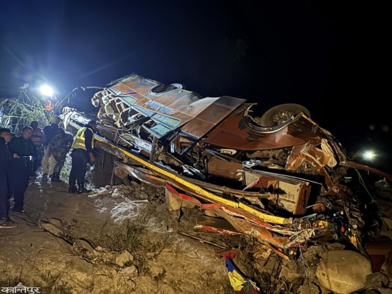 धादिङको चरौंदी नजिकैबस दुर्घटना: १७ यात्रुको मृत्यु, घाइतेको उद्धार जारी
