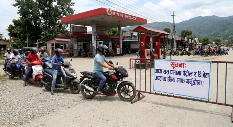 पेट्रोल पम्प बन्द गरी इन्धन अभाव सिर्जना गरे १० लाखसम्म जरिवाना हुने, कानुन तयार